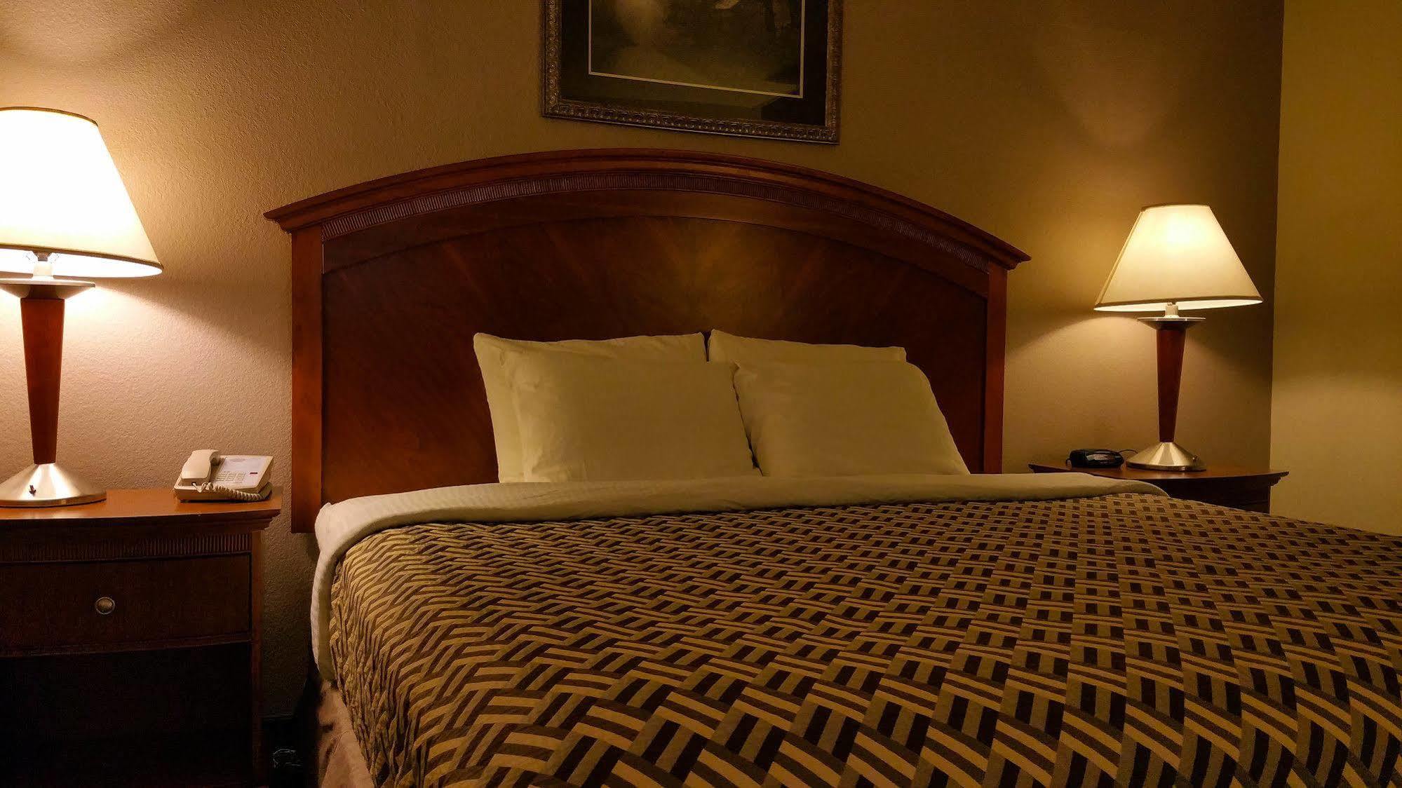 A Riverside Inn Travelodge By Wyndham Фэрплей Экстерьер фото