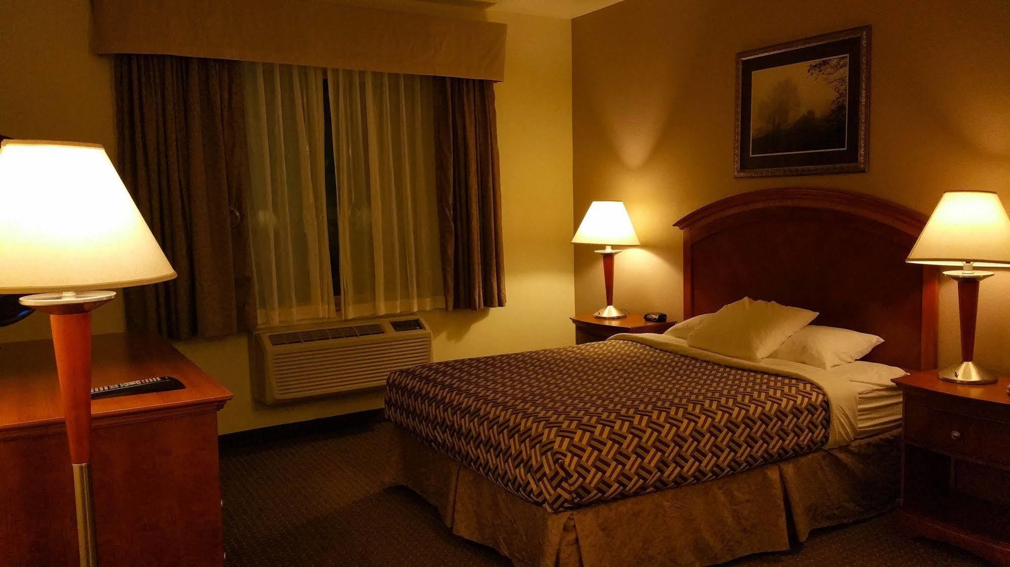 A Riverside Inn Travelodge By Wyndham Фэрплей Экстерьер фото